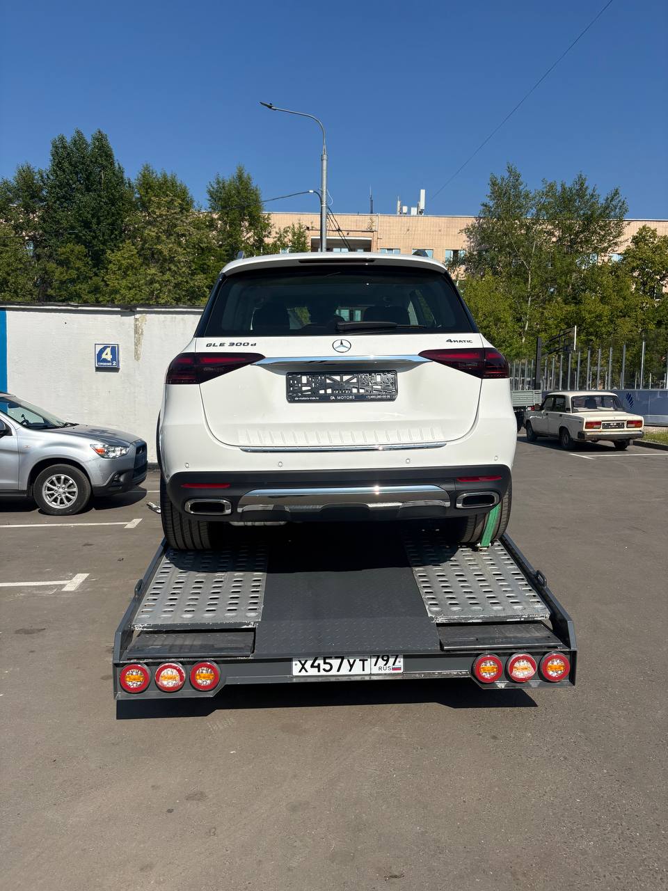 Эвакуатор в Балашихе грузит легковой автомобиль